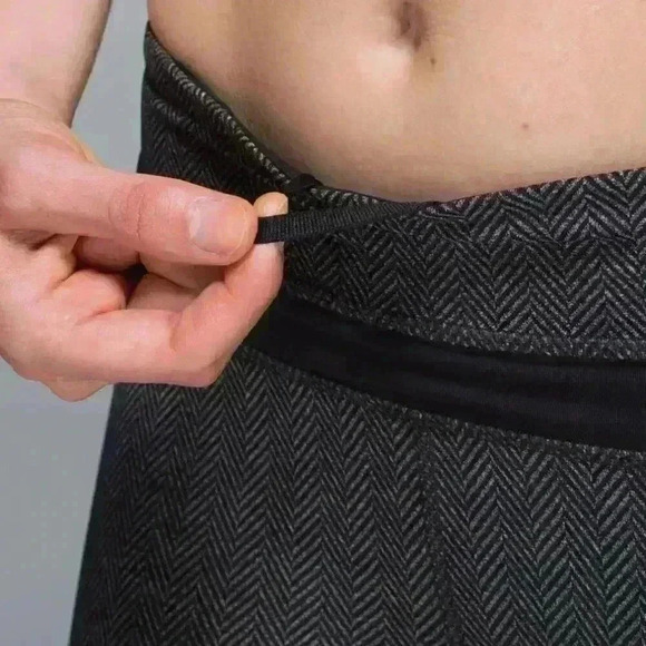 **Lululemon** Inspire Crop II - Luxtreme Herringbone in Heathered Black - Size 6 - Picture 1 of 9